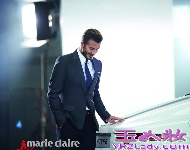 近日，性感男神贝克汉姆登上中国版《嘉人》6月刊封面，在照片中，小贝五官精致，帅气迷人，一双电眼含情脉脉，脸上唏嘘的胡渣尽显成熟男人魅力。
