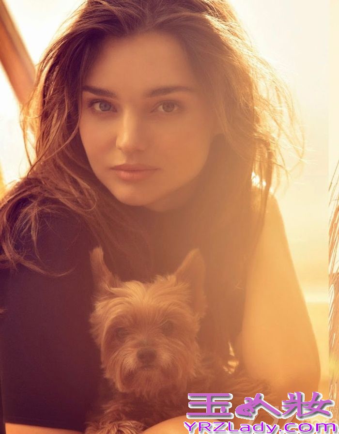 米兰达可儿近日登上“Harper s Bazaar”杂志，写真中这位维密超模在夕阳下尽显诱惑身姿，镜头下的米兰达更是演绎着初夏的优雅穿衣品味，享受着温暖和煦的阳光。