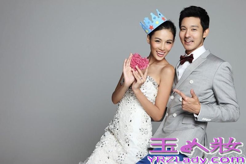 时尚励志情感喜剧《谁动了我的梦想》里，立威廉和张蓝心分别扮演了一对新时代的情侣，翩翩公子和性感美艳的女汉子演绎了一段爱情轻松喜剧，近日更为时尚杂志《新娘》拍摄封面照，立威廉更换了三套礼服搭配张蓝心的白色婚纱，从曝光的照片中可以看到其中浪漫且温暖的气息，女汉子和男萝莉的组成已经成为一个新鲜标配。据悉，该电影电影将于下个月6月6日全国公映。