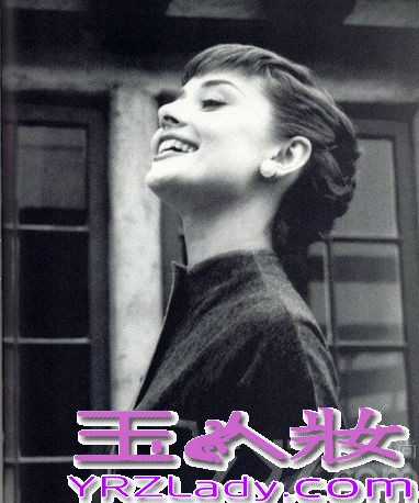 美国好莱坞著名的女影星奥黛丽·赫本(Audrey Hepburn）世人敬仰她为“人间天使”。奥黛丽·赫本的一生，是光辉灿烂的一生，她在黄金时代所创造的银幕形象，正如她自身一样，留给人们美好的印象太强烈了。她在电影史上所占的地位，是不会被岁月所抹掉的。