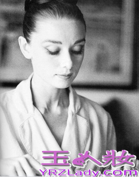 美国好莱坞著名的女影星奥黛丽·赫本(Audrey Hepburn）世人敬仰她为“人间天使”。奥黛丽·赫本的一生，是光辉灿烂的一生，她在黄金时代所创造的银幕形象，正如她自身一样，留给人们美好的印象太强烈了。她在电影史上所占的地位，是不会被岁月所抹掉的。