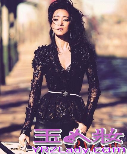 《归来》即将上映，女主角归来为时尚芭莎拍摄封面写真，不老女神巩俐的身材保持的很完美，演绎穿越年龄的性感。戏里，是放大的自己，戏外，是内化的角色，无论尘世纷繁爱恨如何飘掠，巩俐始终初心不改，尽显真我性情。