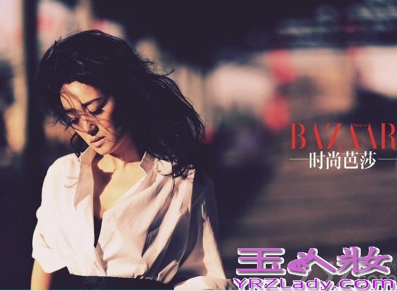 《归来》即将上映，女主角归来为时尚芭莎拍摄封面写真，不老女神巩俐的身材保持的很完美，演绎穿越年龄的性感。戏里，是放大的自己，戏外，是内化的角色，无论尘世纷繁爱恨如何飘掠，巩俐始终初心不改，尽显真我性情。