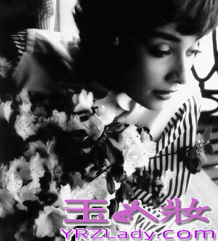 美国好莱坞著名的女影星奥黛丽·赫本(Audrey Hepburn）世人敬仰她为“人间天使”。奥黛丽·赫本的一生，是光辉灿烂的一生，她在黄金时代所创造的银幕形象，正如她自身一样，留给人们美好的印象太强烈了。她在电影史上所占的地位，是不会被岁月所抹掉的。