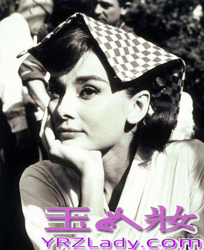 美国好莱坞著名的女影星奥黛丽·赫本(Audrey Hepburn）世人敬仰她为“人间天使”。奥黛丽·赫本的一生，是光辉灿烂的一生，她在黄金时代所创造的银幕形象，正如她自身一样，留给人们美好的印象太强烈了。她在电影史上所占的地位，是不会被岁月所抹掉的。