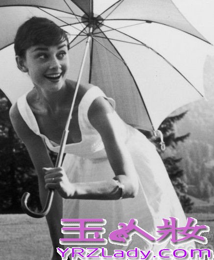 美国好莱坞著名的女影星奥黛丽·赫本(Audrey Hepburn）世人敬仰她为“人间天使”。奥黛丽·赫本的一生，是光辉灿烂的一生，她在黄金时代所创造的银幕形象，正如她自身一样，留给人们美好的印象太强烈了。她在电影史上所占的地位，是不会被岁月所抹掉的。