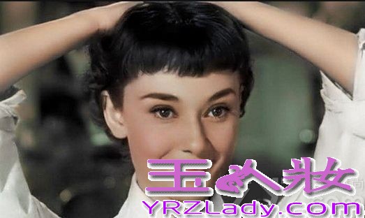 美国好莱坞著名的女影星奥黛丽·赫本(Audrey Hepburn）世人敬仰她为“人间天使”。奥黛丽·赫本的一生，是光辉灿烂的一生，她在黄金时代所创造的银幕形象，正如她自身一样，留给人们美好的印象太强烈了。她在电影史上所占的地位，是不会被岁月所抹掉的。