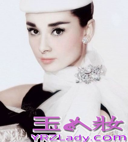 美国好莱坞著名的女影星奥黛丽·赫本(Audrey Hepburn）世人敬仰她为“人间天使”。奥黛丽·赫本的一生，是光辉灿烂的一生，她在黄金时代所创造的银幕形象，正如她自身一样，留给人们美好的印象太强烈了。她在电影史上所占的地位，是不会被岁月所抹掉的。