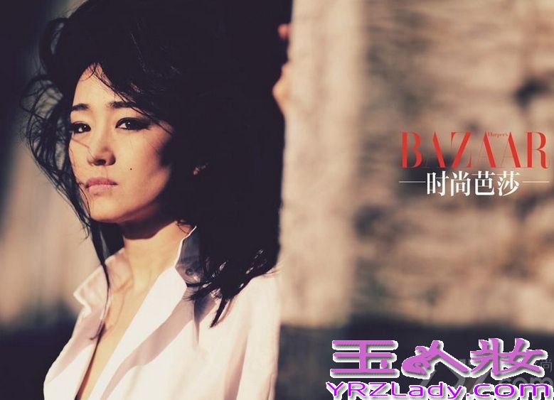 《归来》即将上映，女主角归来为时尚芭莎拍摄封面写真，不老女神巩俐的身材保持的很完美，演绎穿越年龄的性感。戏里，是放大的自己，戏外，是内化的角色，无论尘世纷繁爱恨如何飘掠，巩俐始终初心不改，尽显真我性情。