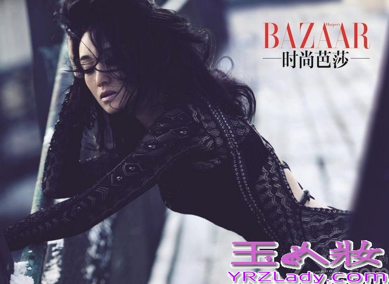 《归来》即将上映，女主角归来为时尚芭莎拍摄封面写真，不老女神巩俐的身材保持的很完美，演绎穿越年龄的性感。戏里，是放大的自己，戏外，是内化的角色，无论尘世纷繁爱恨如何飘掠，巩俐始终初心不改，尽显真我性情。