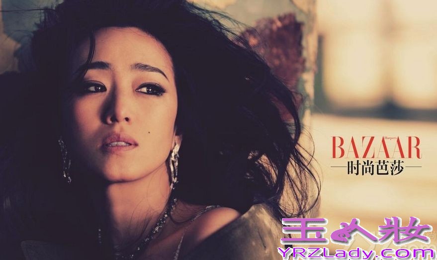 《归来》即将上映，女主角归来为时尚芭莎拍摄封面写真，不老女神巩俐的身材保持的很完美，演绎穿越年龄的性感。戏里，是放大的自己，戏外，是内化的角色，无论尘世纷繁爱恨如何飘掠，巩俐始终初心不改，尽显真我性情。