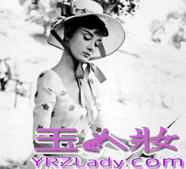 美国好莱坞著名的女影星奥黛丽·赫本(Audrey Hepburn）世人敬仰她为“人间天使”。奥黛丽·赫本的一生，是光辉灿烂的一生，她在黄金时代所创造的银幕形象，正如她自身一样，留给人们美好的印象太强烈了。她在电影史上所占的地位，是不会被岁月所抹掉的。