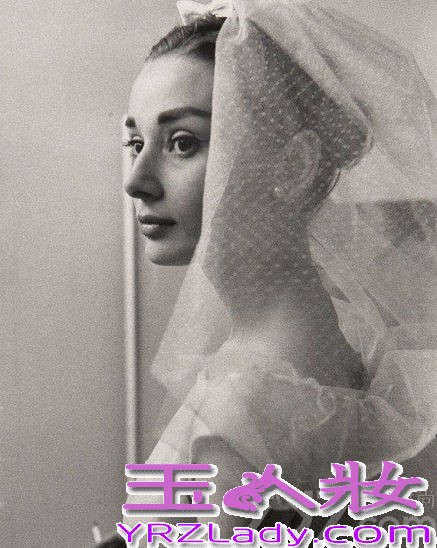 美国好莱坞著名的女影星奥黛丽·赫本(Audrey Hepburn）世人敬仰她为“人间天使”。奥黛丽·赫本的一生，是光辉灿烂的一生，她在黄金时代所创造的银幕形象，正如她自身一样，留给人们美好的印象太强烈了。她在电影史上所占的地位，是不会被岁月所抹掉的。