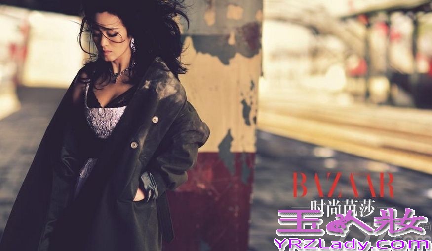 《归来》即将上映，女主角归来为时尚芭莎拍摄封面写真，不老女神巩俐的身材保持的很完美，演绎穿越年龄的性感。戏里，是放大的自己，戏外，是内化的角色，无论尘世纷繁爱恨如何飘掠，巩俐始终初心不改，尽显真我性情。