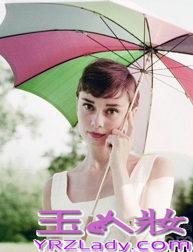 美国好莱坞著名的女影星奥黛丽·赫本(Audrey Hepburn）世人敬仰她为“人间天使”。奥黛丽·赫本的一生，是光辉灿烂的一生，她在黄金时代所创造的银幕形象，正如她自身一样，留给人们美好的印象太强烈了。她在电影史上所占的地位，是不会被岁月所抹掉的。