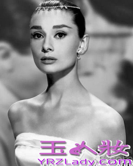 美国好莱坞著名的女影星奥黛丽·赫本(Audrey Hepburn）世人敬仰她为“人间天使”。奥黛丽·赫本的一生，是光辉灿烂的一生，她在黄金时代所创造的银幕形象，正如她自身一样，留给人们美好的印象太强烈了。她在电影史上所占的地位，是不会被岁月所抹掉的。