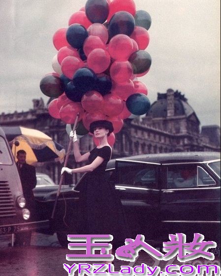 美国好莱坞著名的女影星奥黛丽·赫本(Audrey Hepburn）世人敬仰她为“人间天使”。奥黛丽·赫本的一生，是光辉灿烂的一生，她在黄金时代所创造的银幕形象，正如她自身一样，留给人们美好的印象太强烈了。她在电影史上所占的地位，是不会被岁月所抹掉的。