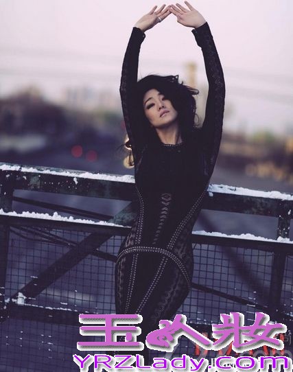 《归来》即将上映，女主角归来为时尚芭莎拍摄封面写真，不老女神巩俐的身材保持的很完美，演绎穿越年龄的性感。戏里，是放大的自己，戏外，是内化的角色，无论尘世纷繁爱恨如何飘掠，巩俐始终初心不改，尽显真我性情。