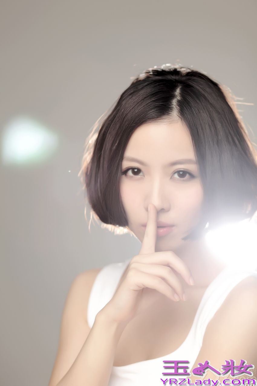 华谊兄弟旗下当红歌手、华语乐坛顶级唱将姚贝娜，于2013年末发行了自己的全新唱片《1/2的我》。该张唱片不仅销售成绩喜人，姚贝娜更是凭借此张唱片一举斩获了Top榜年度金曲、音乐之声DJ最爱艺人及Top榜最佳女歌手三项大奖，当之无愧地成为2014年华语乐坛的最强黑马。近期，姚贝娜最终结束了《1/2的我》唱片宣传期，全身心投奔到新专辑的筹备中。下面为大家分享姚贝娜甜美写真，一起来看看吧！