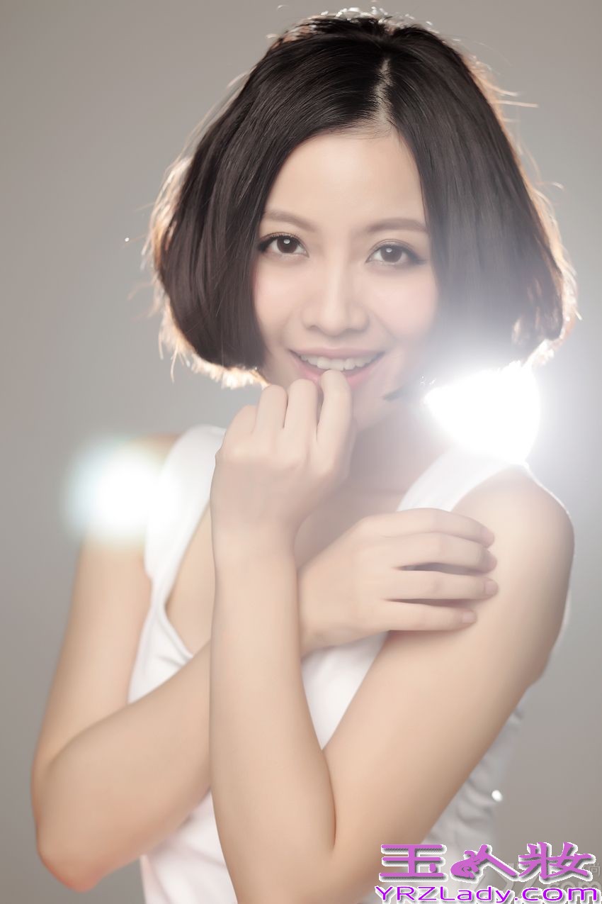 华谊兄弟旗下当红歌手、华语乐坛顶级唱将姚贝娜，于2013年末发行了自己的全新唱片《1/2的我》。该张唱片不仅销售成绩喜人，姚贝娜更是凭借此张唱片一举斩获了Top榜年度金曲、音乐之声DJ最爱艺人及Top榜最佳女歌手三项大奖，当之无愧地成为2014年华语乐坛的最强黑马。近期，姚贝娜最终结束了《1/2的我》唱片宣传期，全身心投奔到新专辑的筹备中。下面为大家分享姚贝娜甜美写真，一起来看看吧！