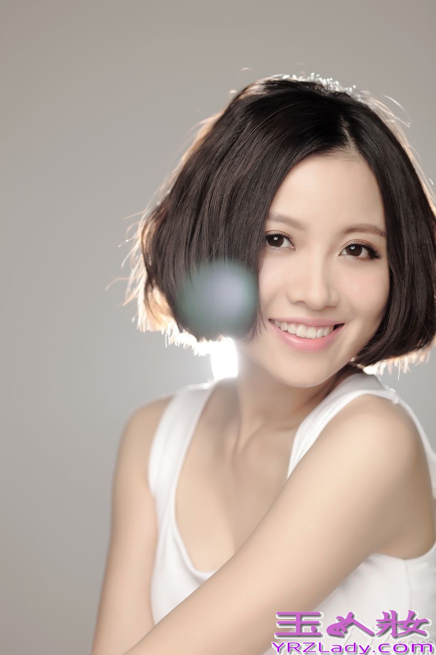 华谊兄弟旗下当红歌手、华语乐坛顶级唱将姚贝娜，于2013年末发行了自己的全新唱片《1/2的我》。该张唱片不仅销售成绩喜人，姚贝娜更是凭借此张唱片一举斩获了Top榜年度金曲、音乐之声DJ最爱艺人及Top榜最佳女歌手三项大奖，当之无愧地成为2014年华语乐坛的最强黑马。近期，姚贝娜最终结束了《1/2的我》唱片宣传期，全身心投奔到新专辑的筹备中。下面为大家分享姚贝娜甜美写真，一起来看看吧！