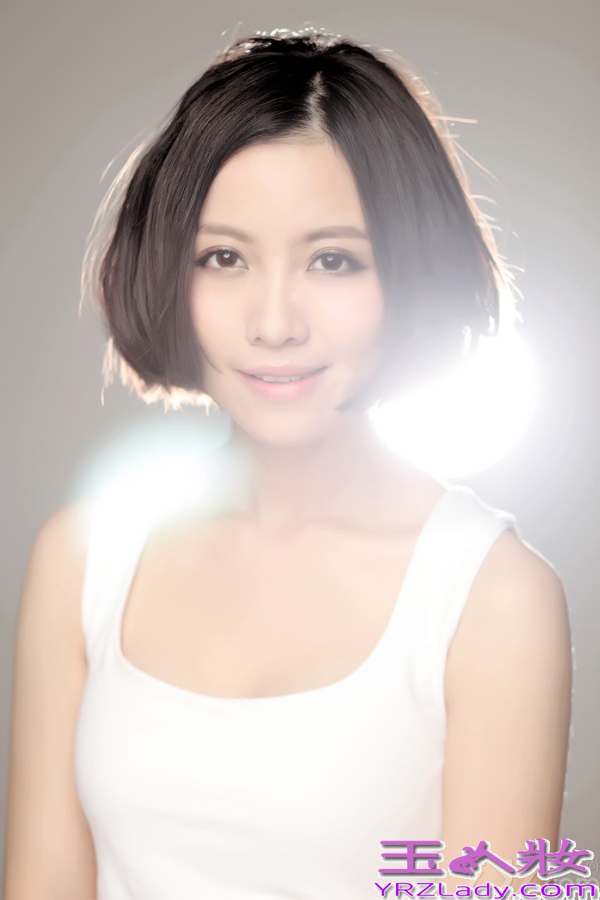 华谊兄弟旗下当红歌手、华语乐坛顶级唱将姚贝娜，于2013年末发行了自己的全新唱片《1/2的我》。该张唱片不仅销售成绩喜人，姚贝娜更是凭借此张唱片一举斩获了Top榜年度金曲、音乐之声DJ最爱艺人及Top榜最佳女歌手三项大奖，当之无愧地成为2014年华语乐坛的最强黑马。近期，姚贝娜最终结束了《1/2的我》唱片宣传期，全身心投奔到新专辑的筹备中。下面为大家分享姚贝娜甜美写真，一起来看看吧！