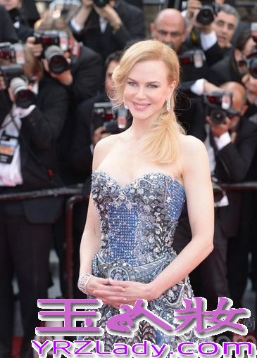北京时间5月15日凌晨，为期10天的第67届戛纳国际电影节于法国戛纳举行。巩俐、章子怡、妮可·基德曼等诸多重量级明星亮相开幕红毯，身穿华丽的礼服大秀完美身材。