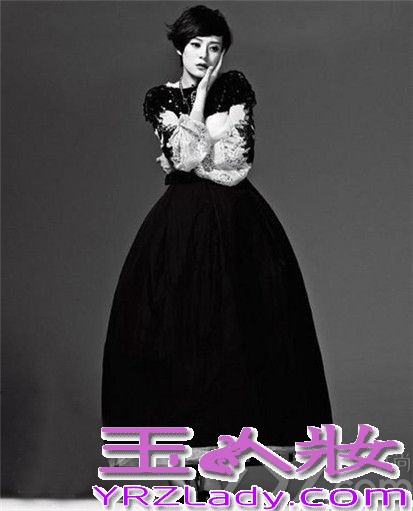 活跃在荧屏上的孙俪受到了大家的喜爱，一直以辣妈形象出现的孙俪在写真中展现出女王唯我独尊的一面，甄嬛传的热度不减，大家对孙俪的喜爱之情也是不可言语的。下面一起看看孙俪魅惑性感写真图片，尽显女王至尊霸气。