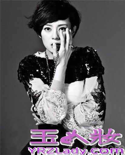 活跃在荧屏上的孙俪受到了大家的喜爱，一直以辣妈形象出现的孙俪在写真中展现出女王唯我独尊的一面，甄嬛传的热度不减，大家对孙俪的喜爱之情也是不可言语的。下面一起看看孙俪魅惑性感写真图片，尽显女王至尊霸气。