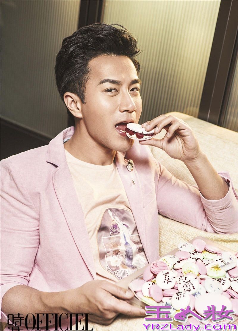 近日,当红小生刘恺威为时尚杂志《时装男士》拍摄了一组写真。图片中，刘恺威身着几何格纹或手绘图案的复古印花服饰,认真的做着马卡龙，说是想给太太一个惊喜，现场甜蜜温馨，祝你们永远幸福哟！