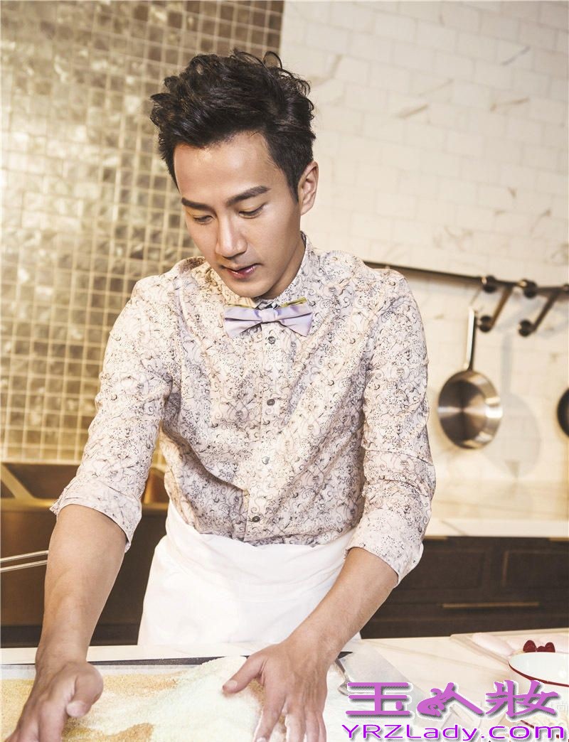 近日,当红小生刘恺威为时尚杂志《时装男士》拍摄了一组写真。图片中，刘恺威身着几何格纹或手绘图案的复古印花服饰,认真的做着马卡龙，说是想给太太一个惊喜，现场甜蜜温馨，祝你们永远幸福哟！