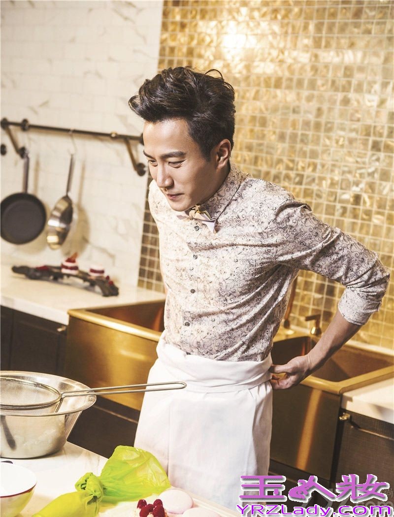 近日,当红小生刘恺威为时尚杂志《时装男士》拍摄了一组写真。图片中，刘恺威身着几何格纹或手绘图案的复古印花服饰,认真的做着马卡龙，说是想给太太一个惊喜，现场甜蜜温馨，祝你们永远幸福哟！