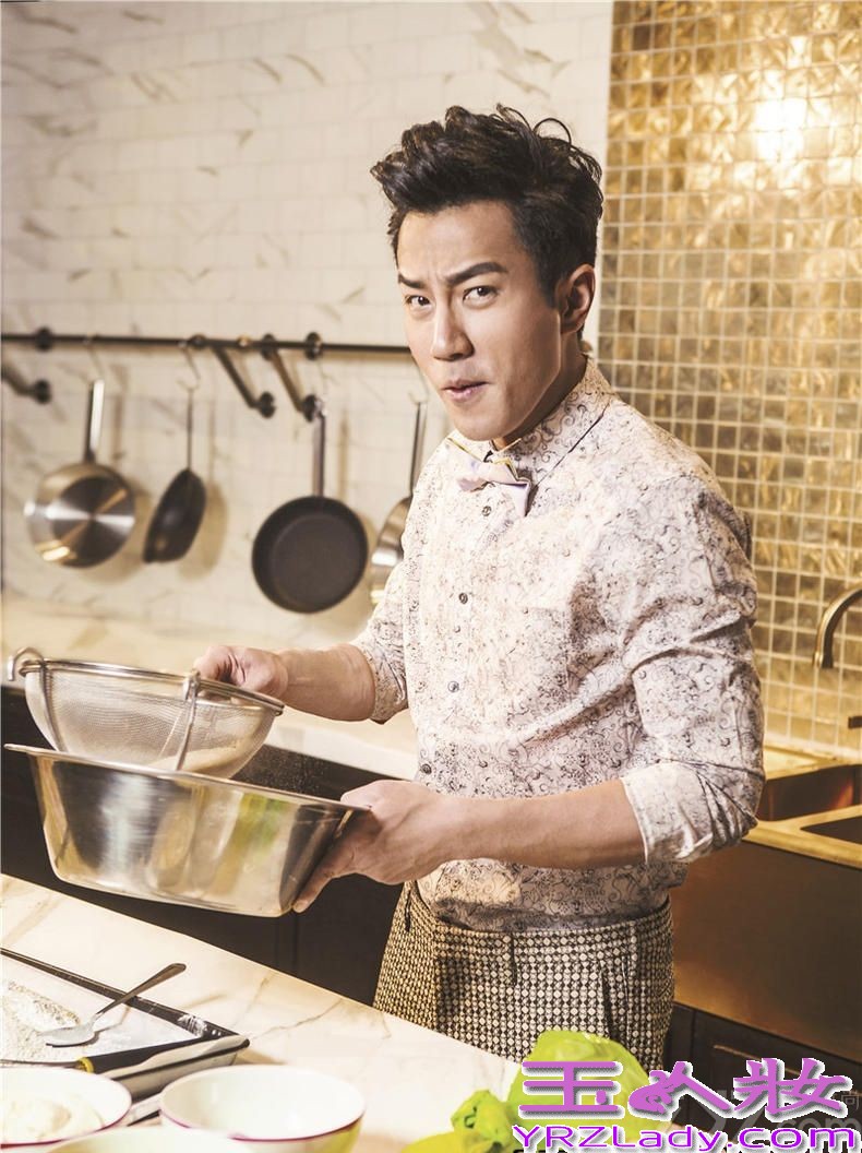 近日,当红小生刘恺威为时尚杂志《时装男士》拍摄了一组写真。图片中，刘恺威身着几何格纹或手绘图案的复古印花服饰,认真的做着马卡龙，说是想给太太一个惊喜，现场甜蜜温馨，祝你们永远幸福哟！