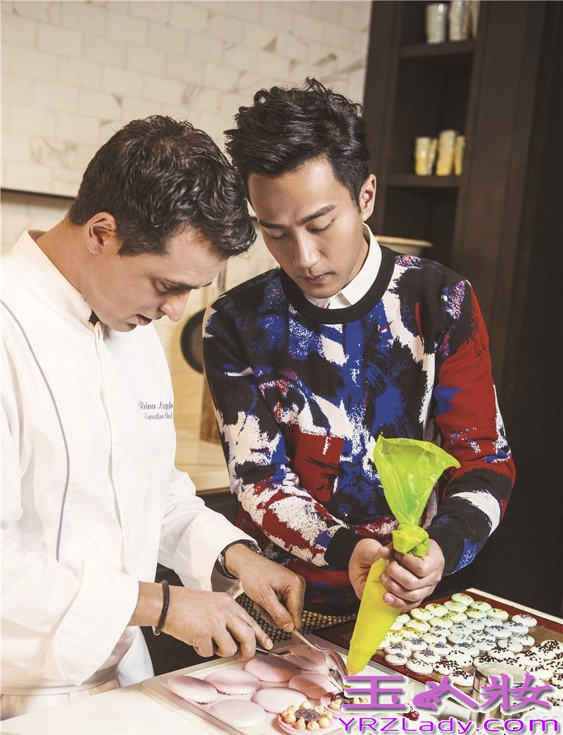 近日,当红小生刘恺威为时尚杂志《时装男士》拍摄了一组写真。图片中，刘恺威身着几何格纹或手绘图案的复古印花服饰,认真的做着马卡龙，说是想给太太一个惊喜，现场甜蜜温馨，祝你们永远幸福哟！