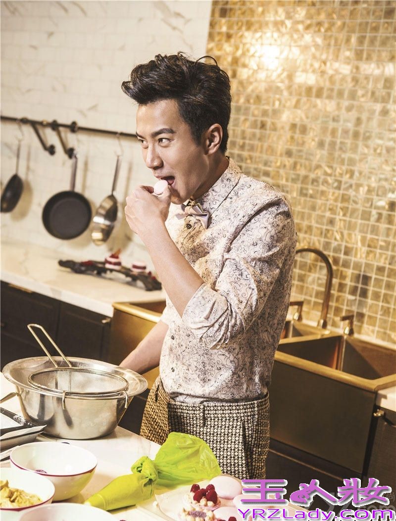 近日,当红小生刘恺威为时尚杂志《时装男士》拍摄了一组写真。图片中，刘恺威身着几何格纹或手绘图案的复古印花服饰,认真的做着马卡龙，说是想给太太一个惊喜，现场甜蜜温馨，祝你们永远幸福哟！