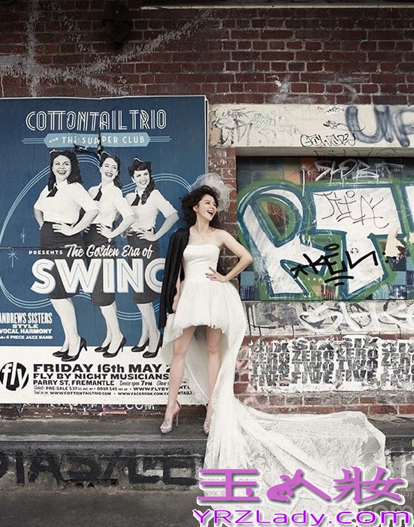 1975年3月19日出生于台湾省台中市丰原区的徐若瑄 ，出道早期一直都被塑造为性感偶像，并且还前往日本发展过一段时间，之后才回归的台湾市场，以日式造型、才女身份亮相，她还为很多巨星写过歌，现年已经30多的她，无辜无邪的大眼睛、火辣诱惑的身材、岁月似乎从未在她的脸上留下痕迹，值得为她高兴的是这位女神终于在6月底将己嫁出去了，与新加坡马可波罗海业集团主席李云峰完婚，近日他们澳洲唯美婚纱照图片也被曝光，现在就赶紧让我们一起来看看吧！