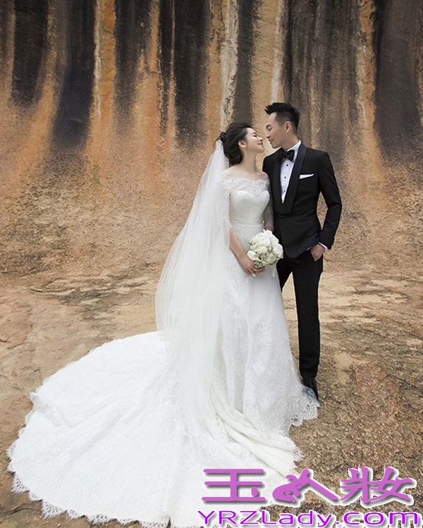 1975年3月19日出生于台湾省台中市丰原区的徐若瑄 ，出道早期一直都被塑造为性感偶像，并且还前往日本发展过一段时间，之后才回归的台湾市场，以日式造型、才女身份亮相，她还为很多巨星写过歌，现年已经30多的她，无辜无邪的大眼睛、火辣诱惑的身材、岁月似乎从未在她的脸上留下痕迹，值得为她高兴的是这位女神终于在6月底将己嫁出去了，与新加坡马可波罗海业集团主席李云峰完婚，近日他们澳洲唯美婚纱照图片也被曝光，现在就赶紧让我们一起来看看吧！