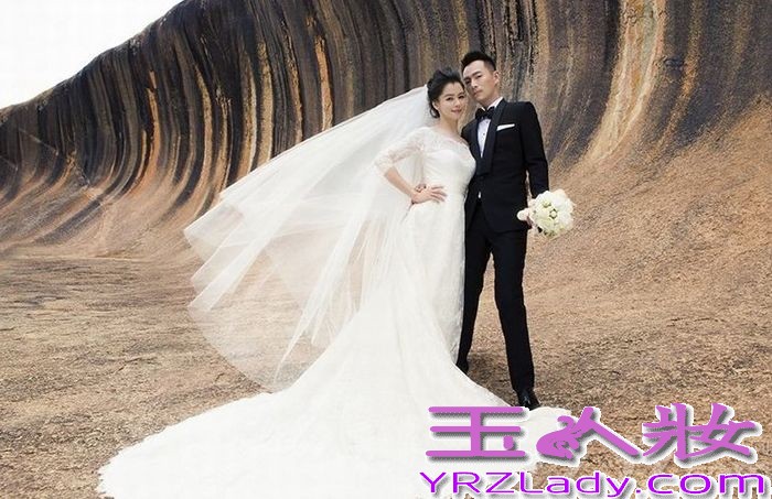 1975年3月19日出生于台湾省台中市丰原区的徐若瑄 ，出道早期一直都被塑造为性感偶像，并且还前往日本发展过一段时间，之后才回归的台湾市场，以日式造型、才女身份亮相，她还为很多巨星写过歌，现年已经30多的她，无辜无邪的大眼睛、火辣诱惑的身材、岁月似乎从未在她的脸上留下痕迹，值得为她高兴的是这位女神终于在6月底将己嫁出去了，与新加坡马可波罗海业集团主席李云峰完婚，近日他们澳洲唯美婚纱照图片也被曝光，现在就赶紧让我们一起来看看吧！