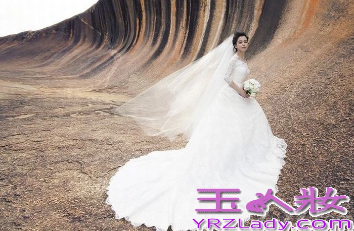 1975年3月19日出生于台湾省台中市丰原区的徐若瑄 ，出道早期一直都被塑造为性感偶像，并且还前往日本发展过一段时间，之后才回归的台湾市场，以日式造型、才女身份亮相，她还为很多巨星写过歌，现年已经30多的她，无辜无邪的大眼睛、火辣诱惑的身材、岁月似乎从未在她的脸上留下痕迹，值得为她高兴的是这位女神终于在6月底将己嫁出去了，与新加坡马可波罗海业集团主席李云峰完婚，近日他们澳洲唯美婚纱照图片也被曝光，现在就赶紧让我们一起来看看吧！