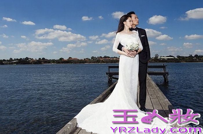 1975年3月19日出生于台湾省台中市丰原区的徐若瑄 ，出道早期一直都被塑造为性感偶像，并且还前往日本发展过一段时间，之后才回归的台湾市场，以日式造型、才女身份亮相，她还为很多巨星写过歌，现年已经30多的她，无辜无邪的大眼睛、火辣诱惑的身材、岁月似乎从未在她的脸上留下痕迹，值得为她高兴的是这位女神终于在6月底将己嫁出去了，与新加坡马可波罗海业集团主席李云峰完婚，近日他们澳洲唯美婚纱照图片也被曝光，现在就赶紧让我们一起来看看吧！