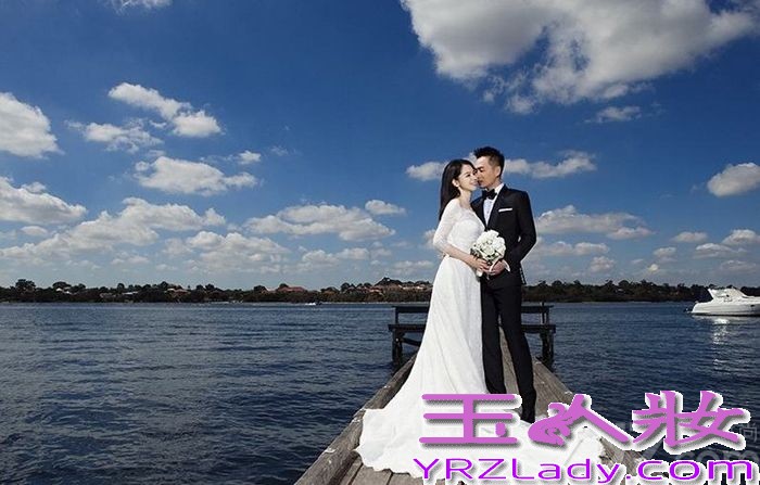 1975年3月19日出生于台湾省台中市丰原区的徐若瑄 ，出道早期一直都被塑造为性感偶像，并且还前往日本发展过一段时间，之后才回归的台湾市场，以日式造型、才女身份亮相，她还为很多巨星写过歌，现年已经30多的她，无辜无邪的大眼睛、火辣诱惑的身材、岁月似乎从未在她的脸上留下痕迹，值得为她高兴的是这位女神终于在6月底将己嫁出去了，与新加坡马可波罗海业集团主席李云峰完婚，近日他们澳洲唯美婚纱照图片也被曝光，现在就赶紧让我们一起来看看吧！