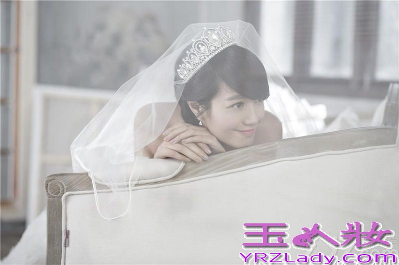 朱丹与周一围的恋情何时开花结果一直都备受关注，近日朱丹拍摄了一组个人婚纱写真，出自于好友知名摄影师尤奕之手。从照片中可以看出朱丹当天身穿白色婚纱的朱丹，一人独自拍摄，但是幸福笑容却毫无保留的展现在镜头前，难怪恋爱中的女人最美丽，婚姻不仅是爱情的终点站，婚姻对女人而言将是一个全新旅程的开始。