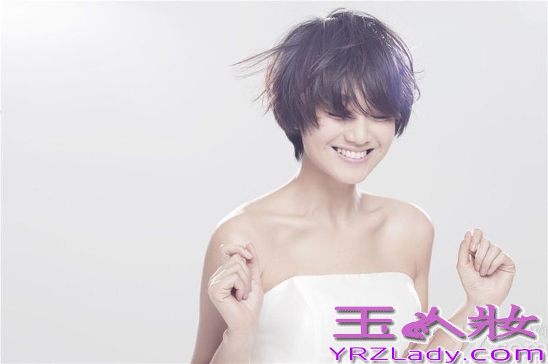 朱丹与周一围的恋情何时开花结果一直都备受关注，近日朱丹拍摄了一组个人婚纱写真，出自于好友知名摄影师尤奕之手。从照片中可以看出朱丹当天身穿白色婚纱的朱丹，一人独自拍摄，但是幸福笑容却毫无保留的展现在镜头前，难怪恋爱中的女人最美丽，婚姻不仅是爱情的终点站，婚姻对女人而言将是一个全新旅程的开始。