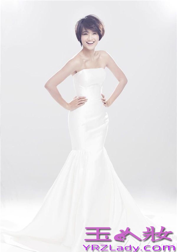 朱丹与周一围的恋情何时开花结果一直都备受关注，近日朱丹拍摄了一组个人婚纱写真，出自于好友知名摄影师尤奕之手。从照片中可以看出朱丹当天身穿白色婚纱的朱丹，一人独自拍摄，但是幸福笑容却毫无保留的展现在镜头前，难怪恋爱中的女人最美丽，婚姻不仅是爱情的终点站，婚姻对女人而言将是一个全新旅程的开始。