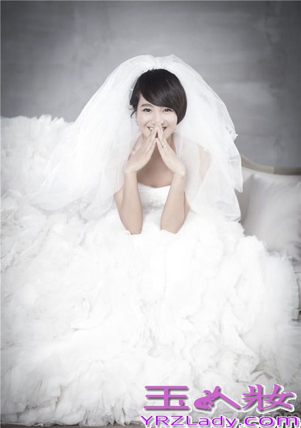 朱丹与周一围的恋情何时开花结果一直都备受关注，近日朱丹拍摄了一组个人婚纱写真，出自于好友知名摄影师尤奕之手。从照片中可以看出朱丹当天身穿白色婚纱的朱丹，一人独自拍摄，但是幸福笑容却毫无保留的展现在镜头前，难怪恋爱中的女人最美丽，婚姻不仅是爱情的终点站，婚姻对女人而言将是一个全新旅程的开始。