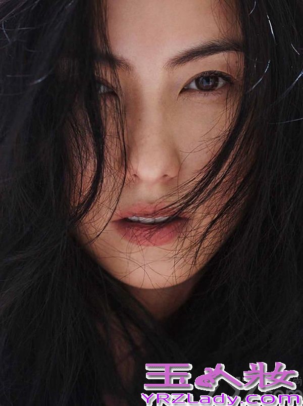 1980年5月24日出生于香港的张柏芝，1998年出演首部电影《喜剧之王》一炮而红，随后凭借其精湛的演绎与姣好的容颜在娱乐圈中大红大紫，更被封为新一代玉女掌门人，并于2006年9月与谢霆锋在菲律宾闪电结婚。但是好景不长，2012年8月张柏芝所在经纪公司发表锋芝夫妇离婚声明，两人六年婚姻正式划上句号，从此她便带着两个儿子共同生活。5月是母亲节，也是他与小儿子的生日，在这意义非凡的一个月份中，她被新加坡奢华时尚杂志《品 Prestige》邀请为该杂志拍摄了一组时尚大片，她也登上了该杂志5月刊的封面，从整组照片中，我们可以看到张柏芝素颜出镜，发型简单，T恤衫、牛仔裤，光着脚丫，眉宇间散发出阳光般的暖意，相信这也是她褪去浮华洗尽铅尘回归惬意新生活的新一面！