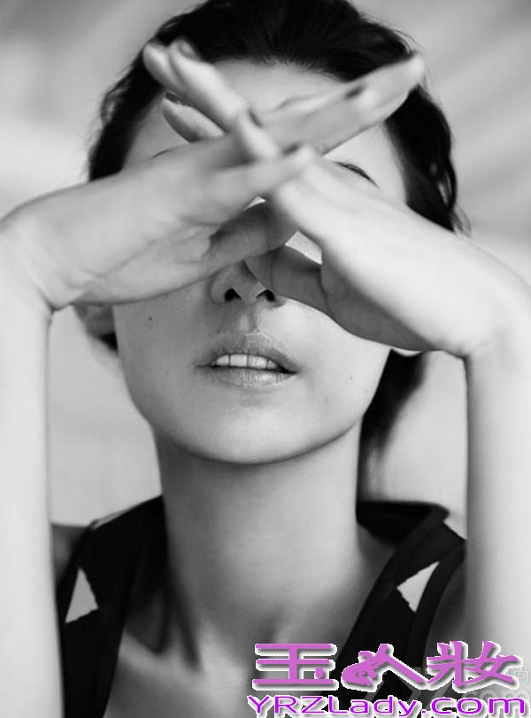 1980年5月24日出生于香港的张柏芝，1998年出演首部电影《喜剧之王》一炮而红，随后凭借其精湛的演绎与姣好的容颜在娱乐圈中大红大紫，更被封为新一代玉女掌门人，并于2006年9月与谢霆锋在菲律宾闪电结婚。但是好景不长，2012年8月张柏芝所在经纪公司发表锋芝夫妇离婚声明，两人六年婚姻正式划上句号，从此她便带着两个儿子共同生活。5月是母亲节，也是他与小儿子的生日，在这意义非凡的一个月份中，她被新加坡奢华时尚杂志《品 Prestige》邀请为该杂志拍摄了一组时尚大片，她也登上了该杂志5月刊的封面，从整组照片中，我们可以看到张柏芝素颜出镜，发型简单，T恤衫、牛仔裤，光着脚丫，眉宇间散发出阳光般的暖意，相信这也是她褪去浮华洗尽铅尘回归惬意新生活的新一面！