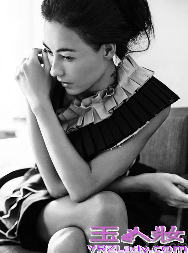 1980年5月24日出生于香港的张柏芝，1998年出演首部电影《喜剧之王》一炮而红，随后凭借其精湛的演绎与姣好的容颜在娱乐圈中大红大紫，更被封为新一代玉女掌门人，并于2006年9月与谢霆锋在菲律宾闪电结婚。但是好景不长，2012年8月张柏芝所在经纪公司发表锋芝夫妇离婚声明，两人六年婚姻正式划上句号，从此她便带着两个儿子共同生活。5月是母亲节，也是他与小儿子的生日，在这意义非凡的一个月份中，她被新加坡奢华时尚杂志《品 Prestige》邀请为该杂志拍摄了一组时尚大片，她也登上了该杂志5月刊的封面，从整组照片中，我们可以看到张柏芝素颜出镜，发型简单，T恤衫、牛仔裤，光着脚丫，眉宇间散发出阳光般的暖意，相信这也是她褪去浮华洗尽铅尘回归惬意新生活的新一面！