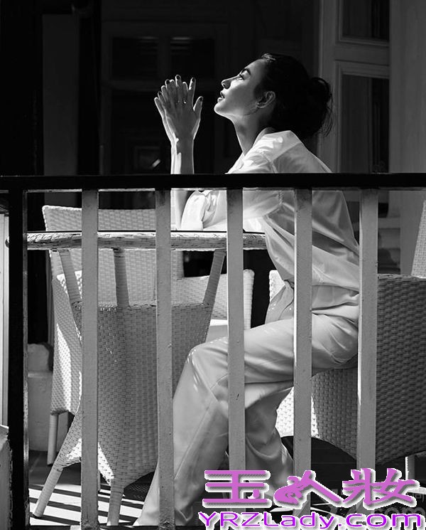 1980年5月24日出生于香港的张柏芝，1998年出演首部电影《喜剧之王》一炮而红，随后凭借其精湛的演绎与姣好的容颜在娱乐圈中大红大紫，更被封为新一代玉女掌门人，并于2006年9月与谢霆锋在菲律宾闪电结婚。但是好景不长，2012年8月张柏芝所在经纪公司发表锋芝夫妇离婚声明，两人六年婚姻正式划上句号，从此她便带着两个儿子共同生活。5月是母亲节，也是他与小儿子的生日，在这意义非凡的一个月份中，她被新加坡奢华时尚杂志《品 Prestige》邀请为该杂志拍摄了一组时尚大片，她也登上了该杂志5月刊的封面，从整组照片中，我们可以看到张柏芝素颜出镜，发型简单，T恤衫、牛仔裤，光着脚丫，眉宇间散发出阳光般的暖意，相信这也是她褪去浮华洗尽铅尘回归惬意新生活的新一面！