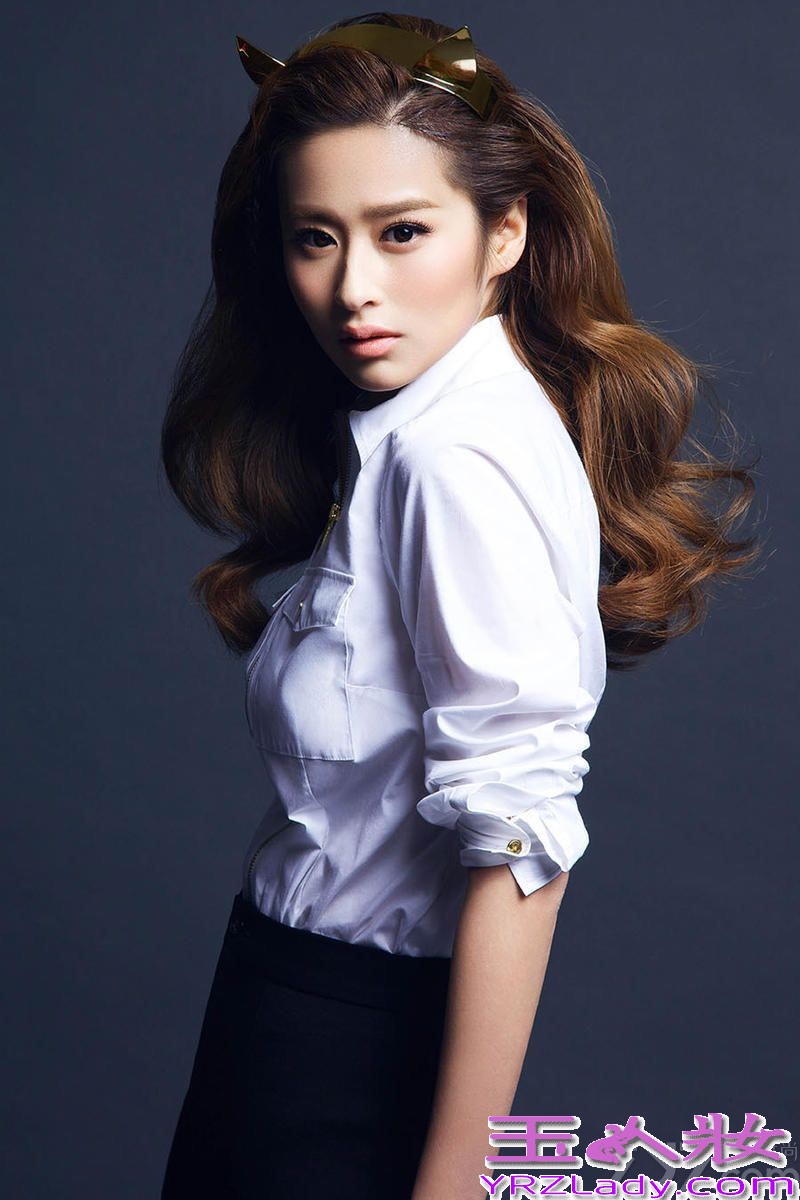 近日，新生代人气偶像颖儿曝光了一组白色制服主题时尚写真，她身穿修身的白色制服搭配猫耳朵造型头饰，变身“小野猫”的颖儿尽显性感俏皮诱惑。